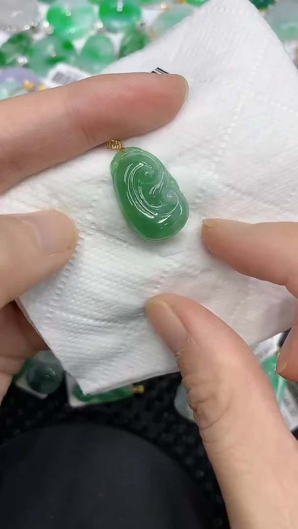 颈饰18K金镶嵌翡翠1111111111111