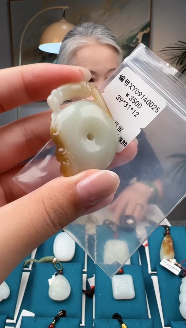 颈饰未镶嵌和田玉吊坠 XY