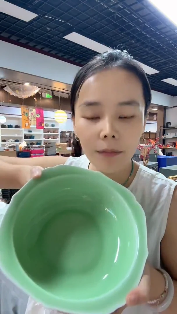 瓷片一个影青瓷浮雕的汤碗