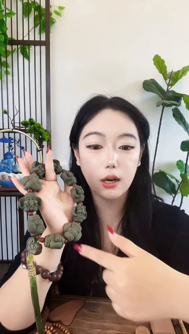 泥塑青瑶露小象手持一个