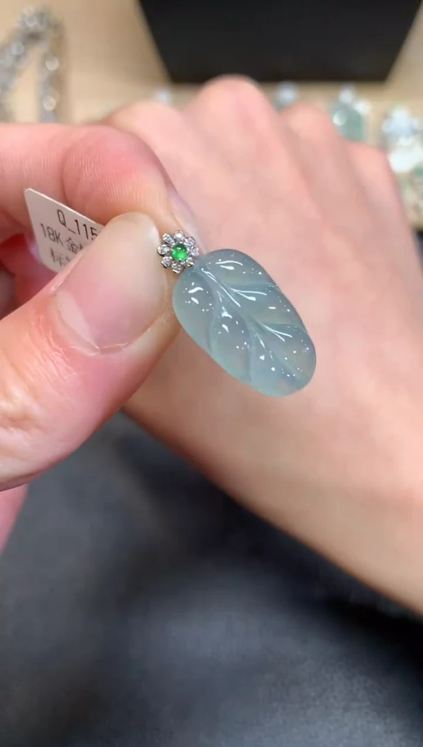 【闪购商品】翡翠颈饰18K金镶嵌叶子【无服务费】