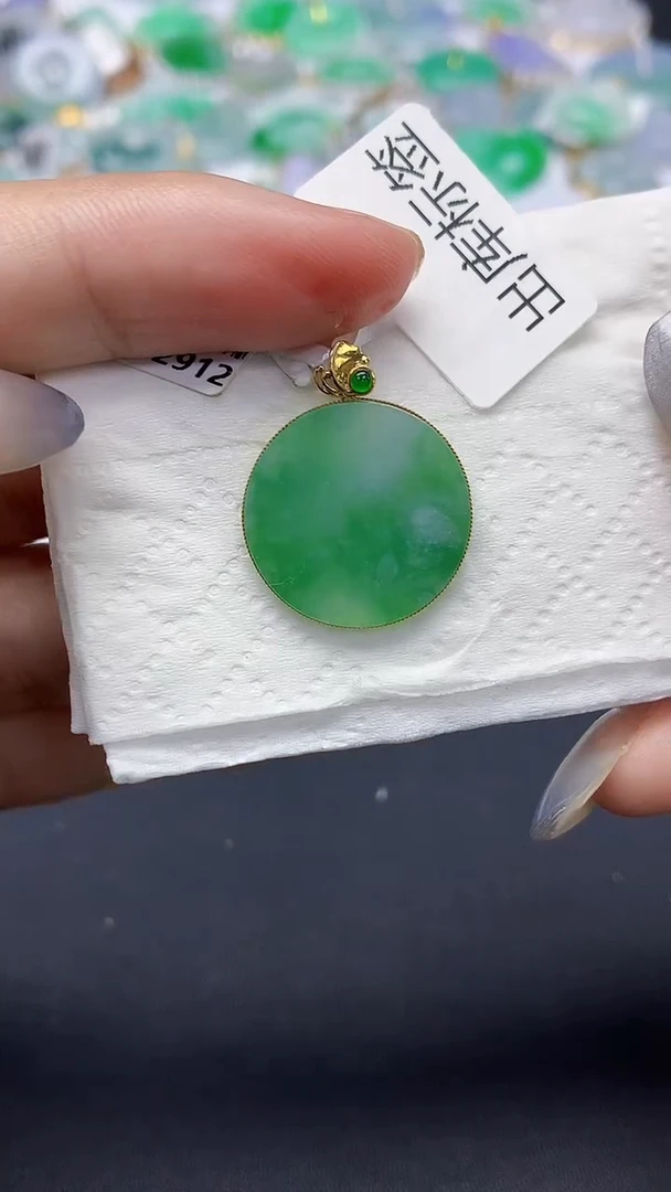 翡翠18K金镶嵌颈饰天然缅甸a货翡翠