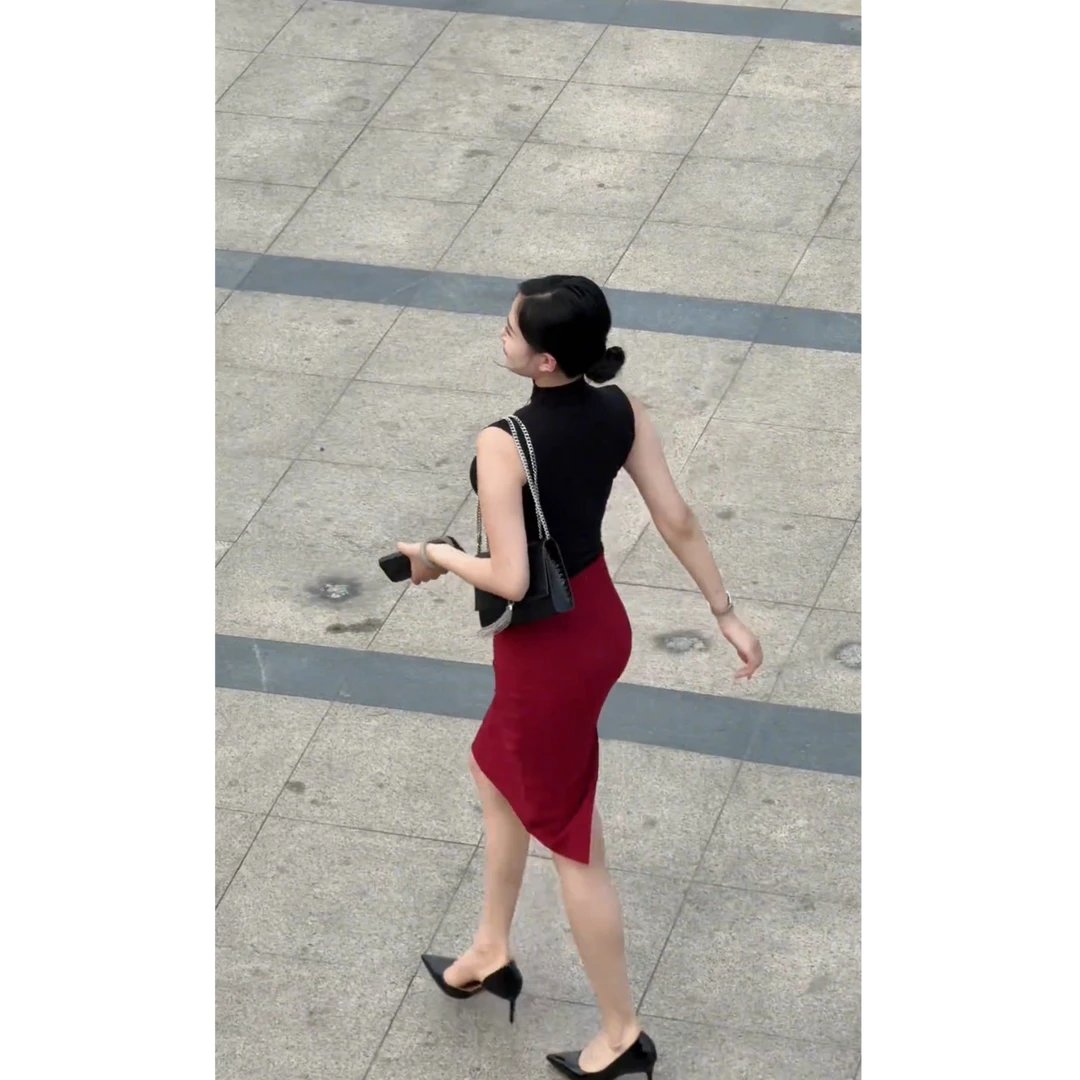 御姐职业通勤套装无袖显瘦半高领T恤上衣+迷人红色高腰包臀半身裙