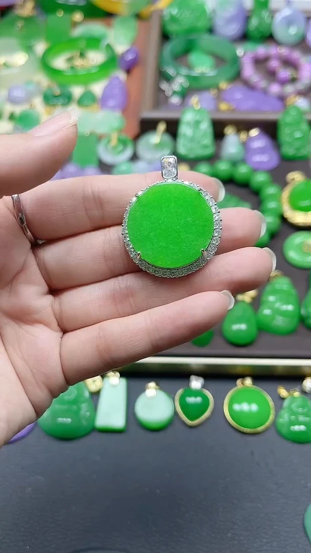 吊坠(赠链)未镶嵌翡翠钻镶圆牌银色