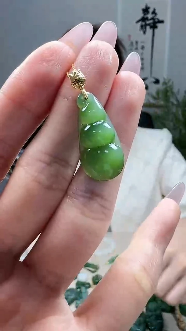 18K金镶嵌和田玉挂件1