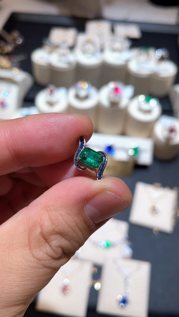 颈饰18K金镶嵌祖母绿1.25ct