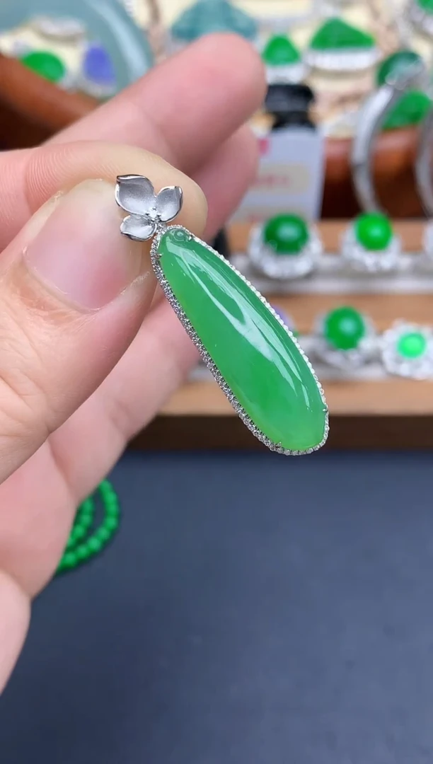 颈饰18K金镶嵌翡翠350-中国好珍宝