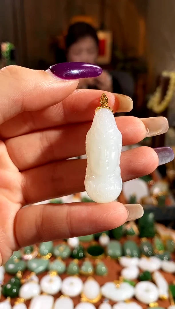 吊坠(赠链)18K金镶嵌和田玉.