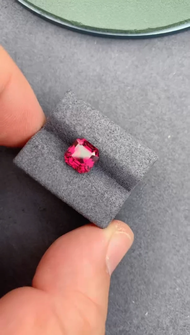 未镶嵌裸石石榴石2ct 镁铝榴石