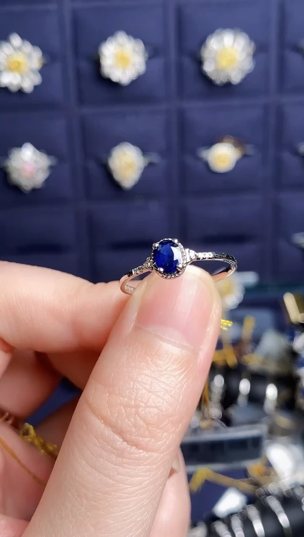 戒指蓝宝石18K金镶嵌111