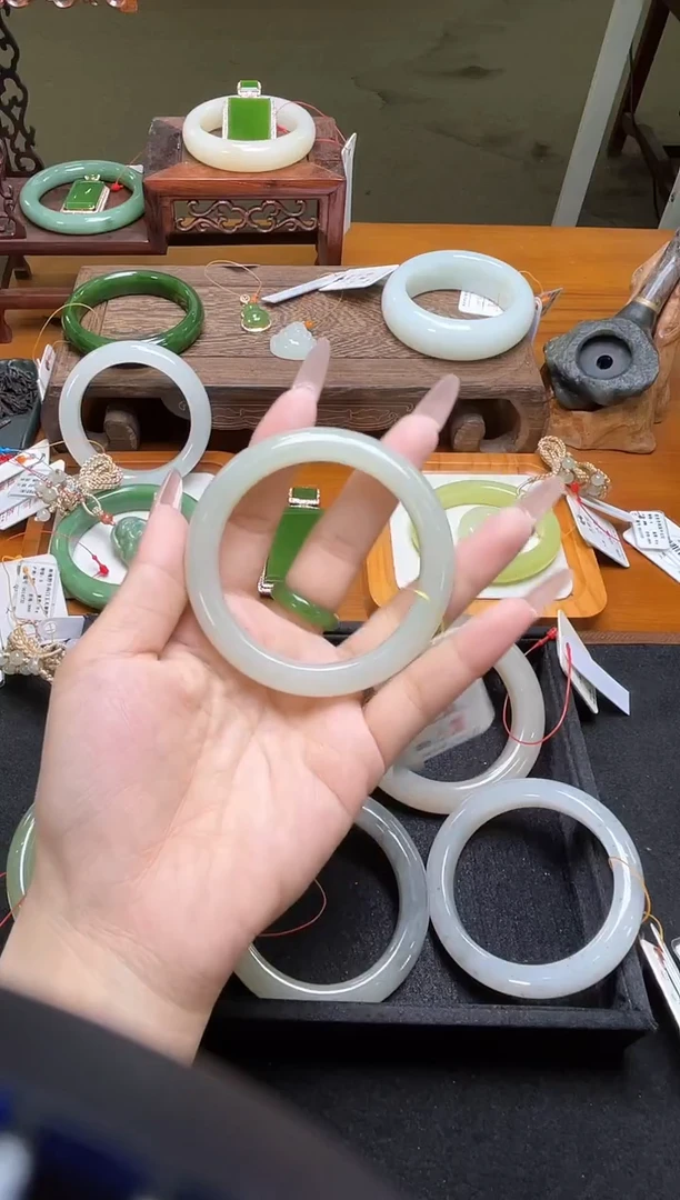 未镶嵌手镯和田玉且末青白 56圈