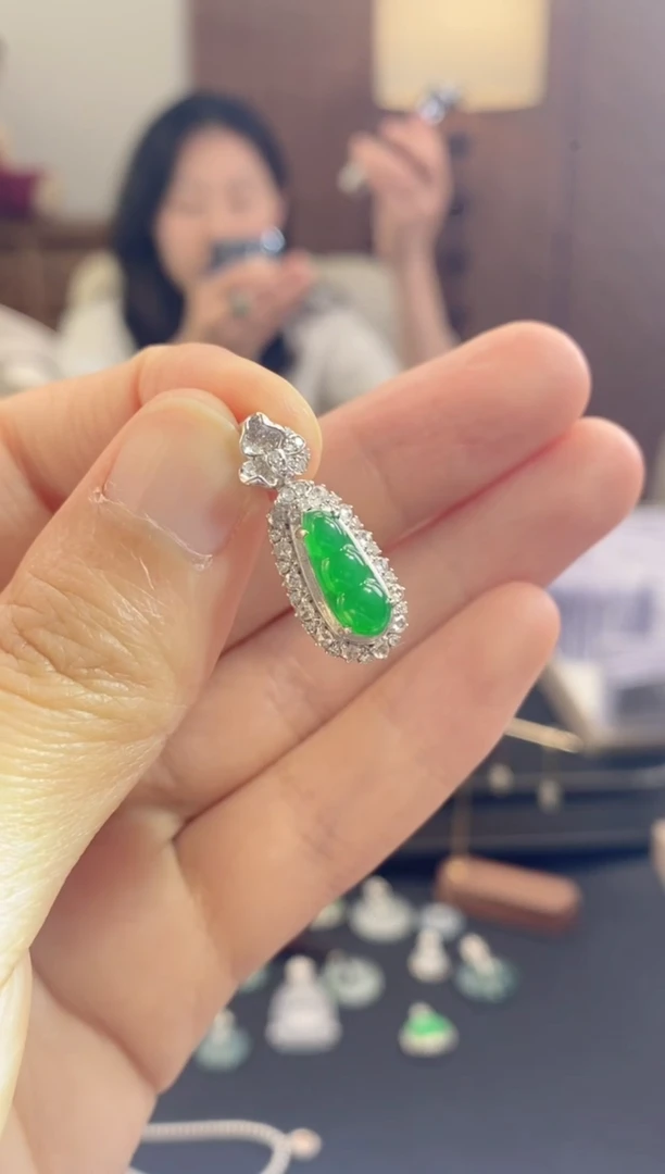 【闪购商品】翡翠吊坠(不含链)18K金镶嵌绿福豆吊坠