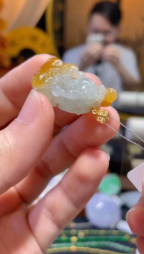 颈饰18K金镶嵌翡翠貔貅