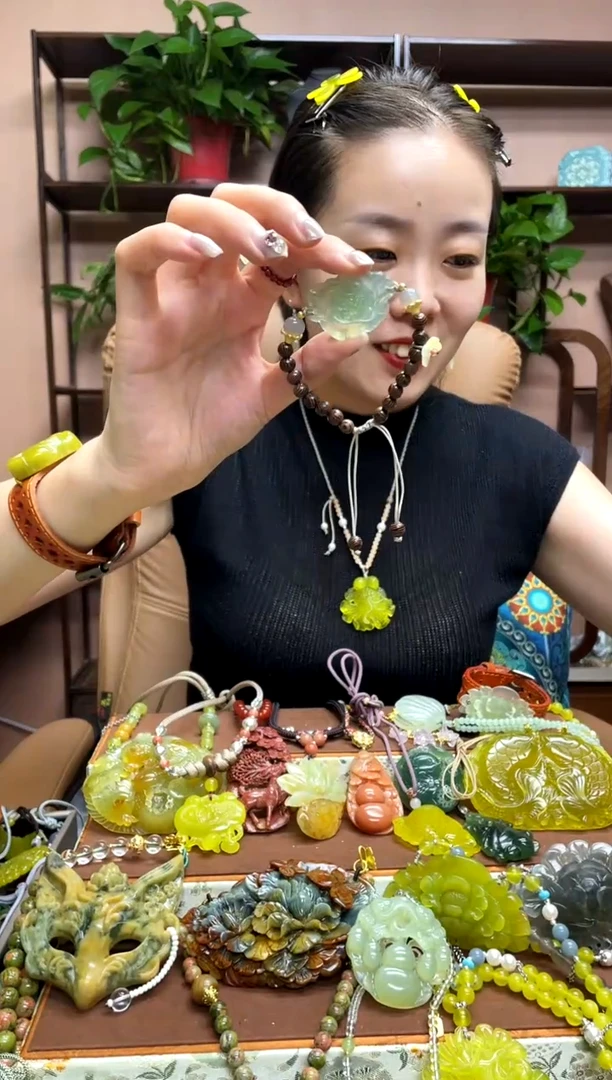 未镶嵌岫玉颈饰多样性发货发其中之一
