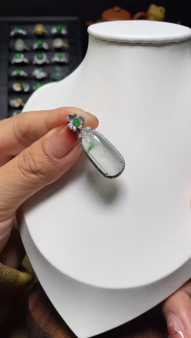 【闪购商品】翡翠吊坠(不含链)18K金镶嵌福瓜48小时鉴赏期