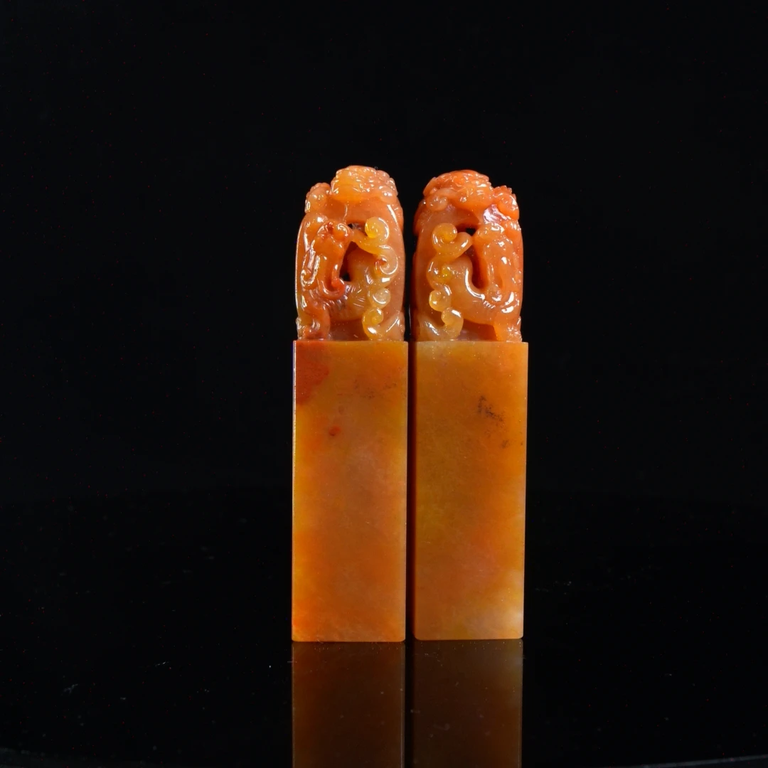 Lot.21.寿山石黄杜陵螭虎穿环对章195克2.2x2.2x9.3cm，2BZ