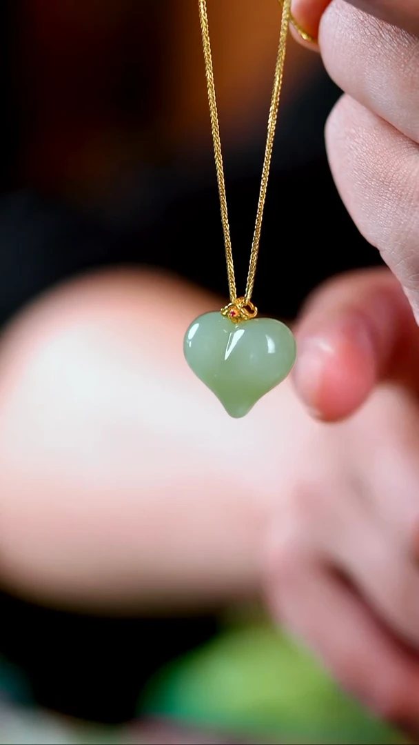 吊坠(不含链)18K金镶嵌和田玉晴水屁桃