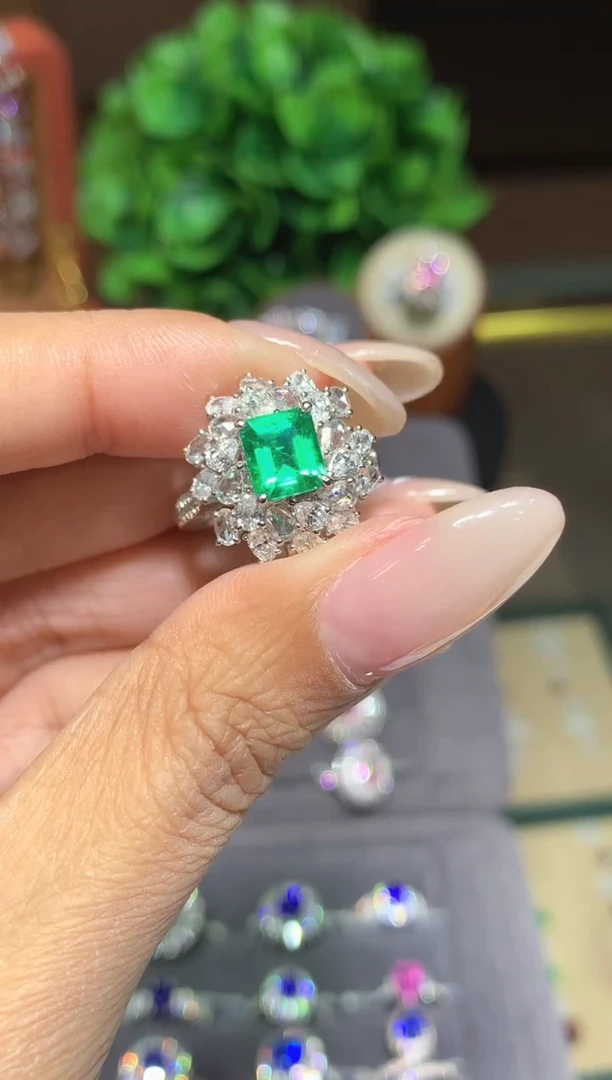 18K金镶嵌戒指祖母绿1.02ct