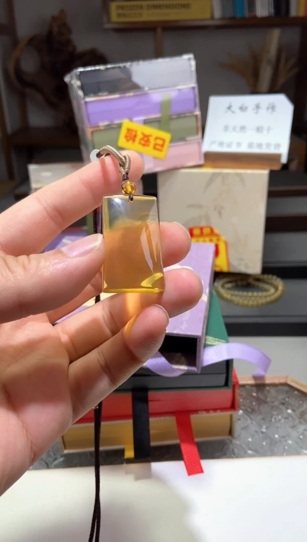 琥珀颈饰未镶嵌金蓝珀无事牌