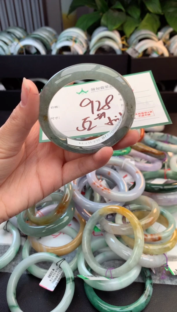 未镶嵌定制翡翠毛货需精细抛光+多人