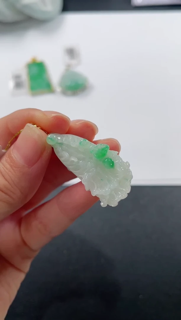 颈饰18K金镶嵌翡翠基地发货H 3888 白菜