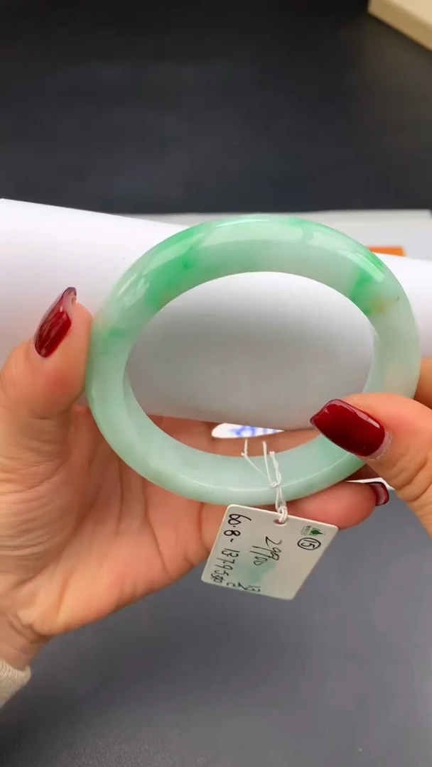 【闪购商品】翡翠手镯未镶嵌 #情人节#送礼，下单联系客服核对地址~