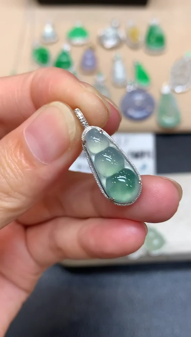 颈饰18K金镶嵌翡翠福豆【无服务费