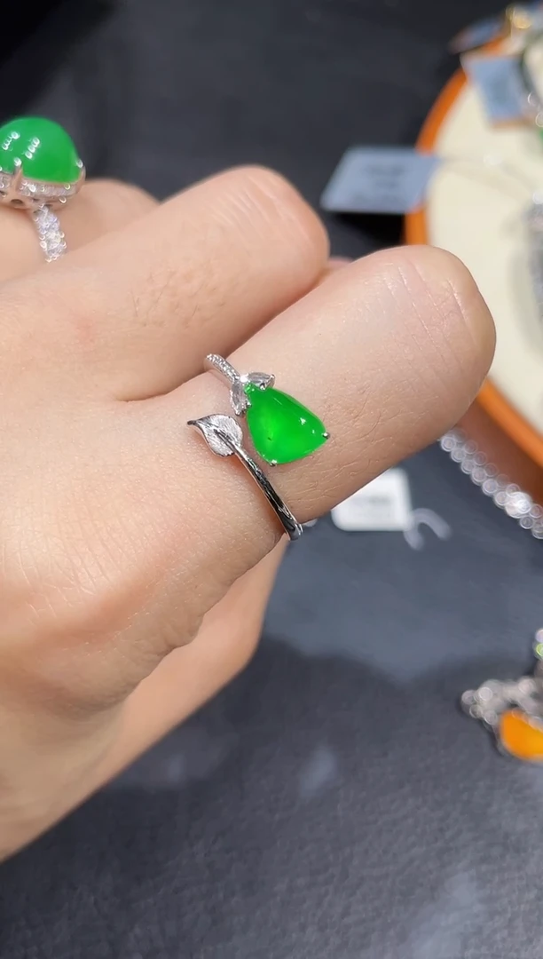 翡翠戒指18K金镶嵌戒指