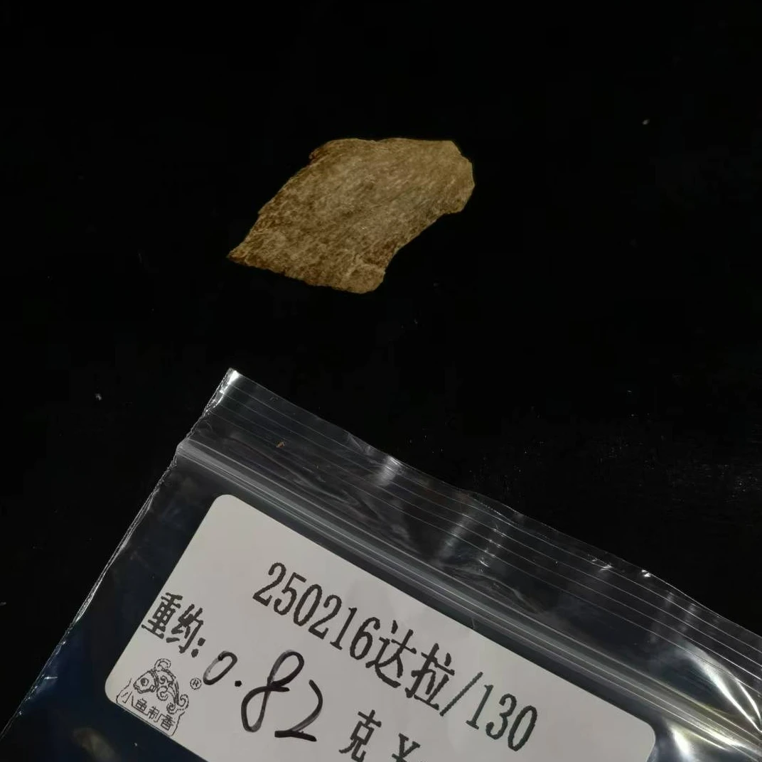 重约0.82克  250216达拉/130（料）天然木艺