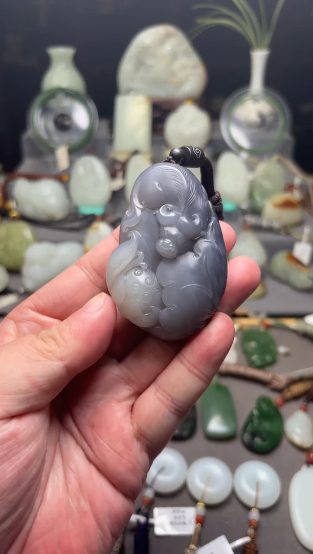 吊坠(不含链)未镶嵌和田玉牛（无证书）