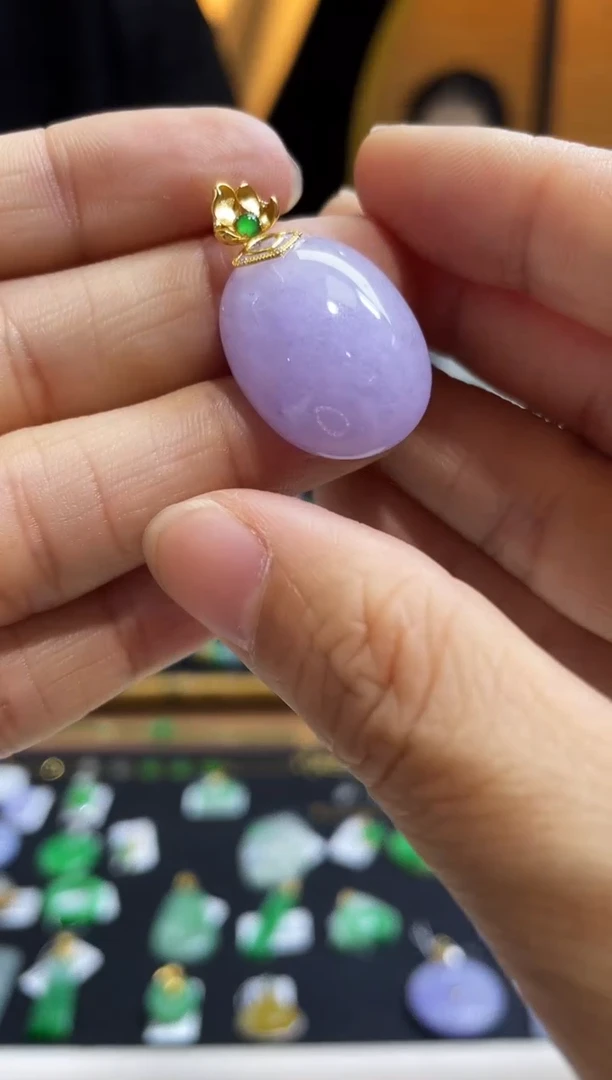 颈饰18K金镶嵌翡翠蛋面