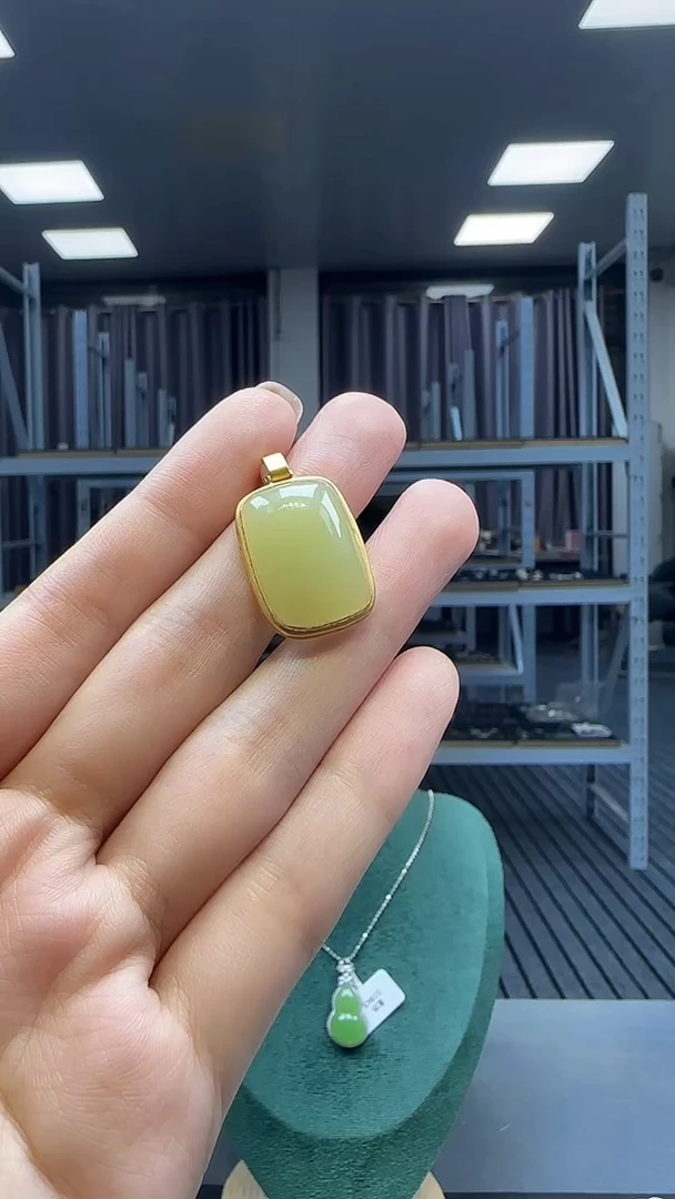 18K金镶嵌和田玉挂件1