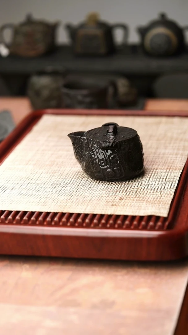 归玉堂冰碛岩重工雕刻饕餮宝瓶壶220cc