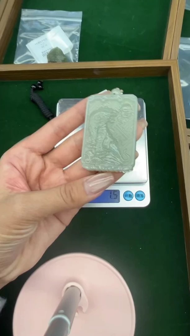 吊坠(赠链)未镶嵌和田玉且末微色差近矿吊坠m