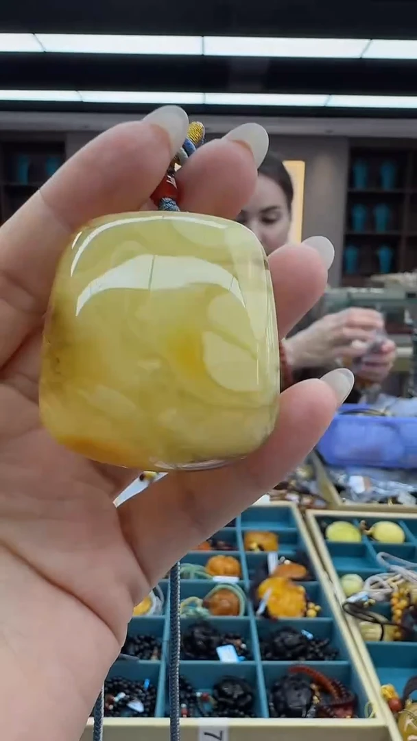 琥珀颈饰未镶嵌260秒拍号 假一罚三