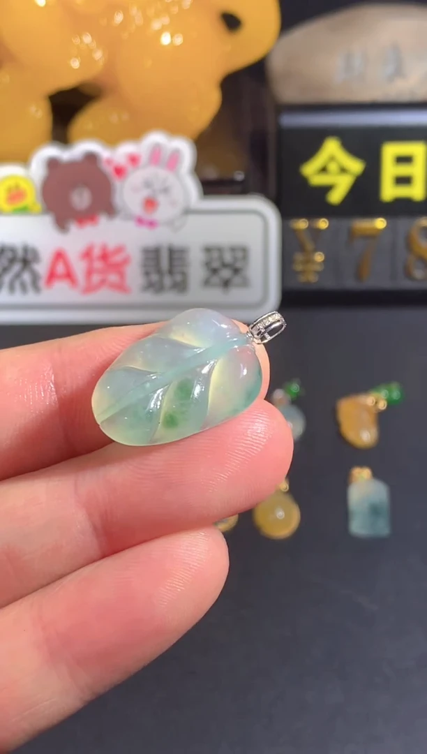 颈饰18K金镶嵌翡翠