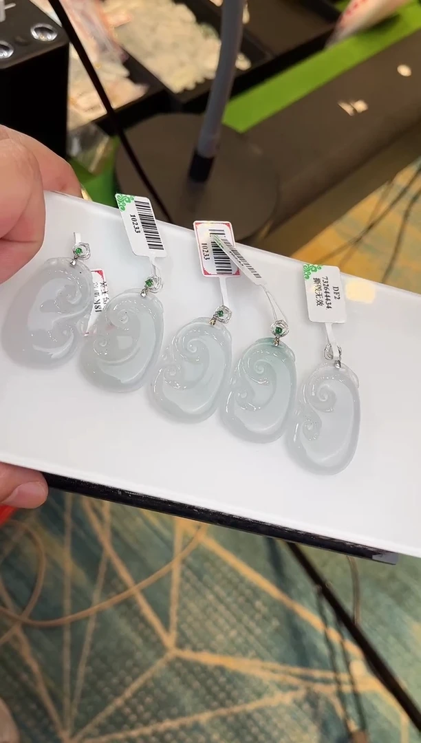 颈饰18K金镶嵌翡翠10233/多样性发一个