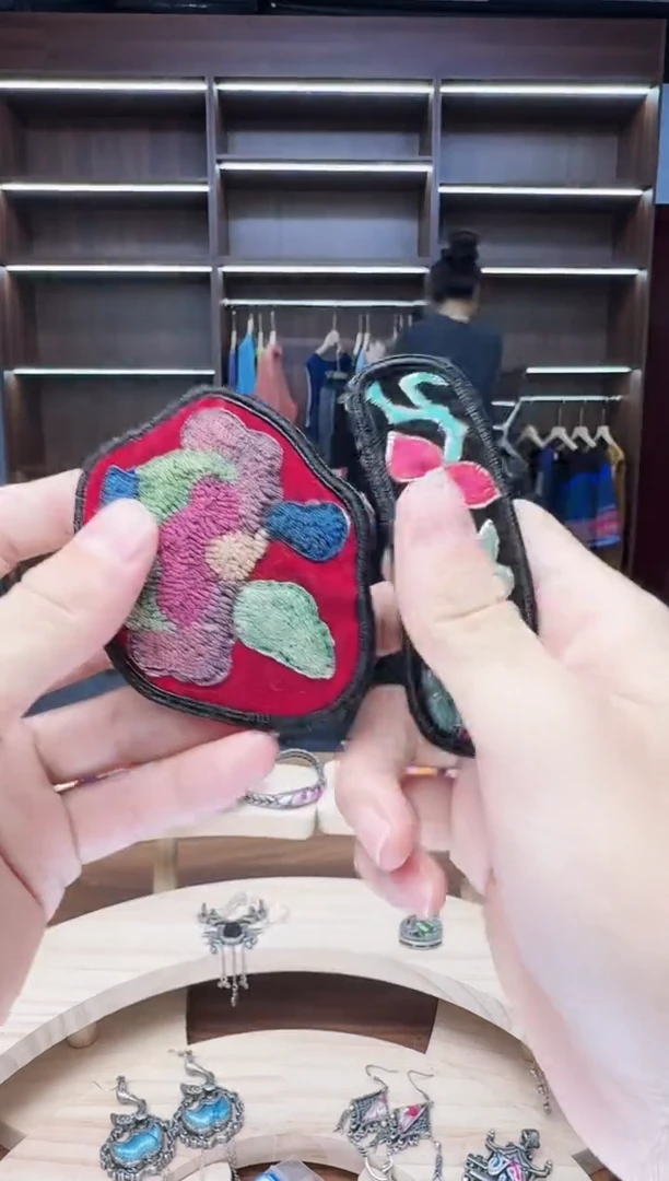 织绣174蒙阿苏苗绣传承