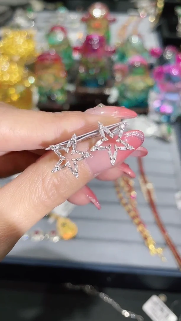 18K金镶嵌耳饰钻石···