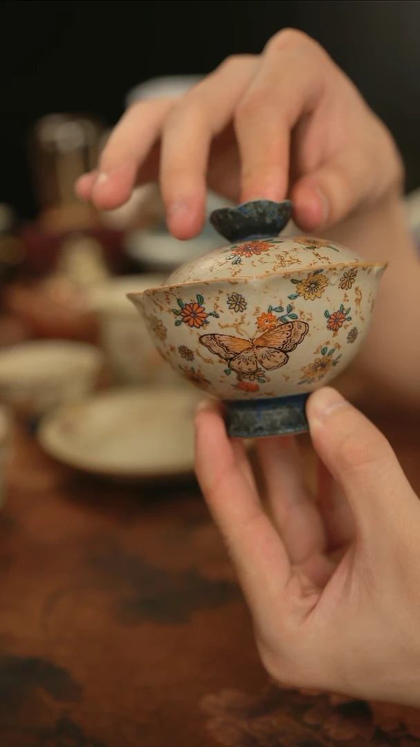 摩吉陶陶闪拍链接 蝴蝶恋花焦糖釉花口盖碗
