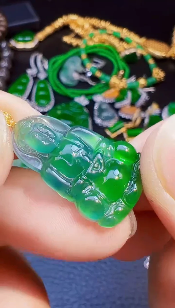 颈饰18K金镶嵌翡翠B***?翡翠