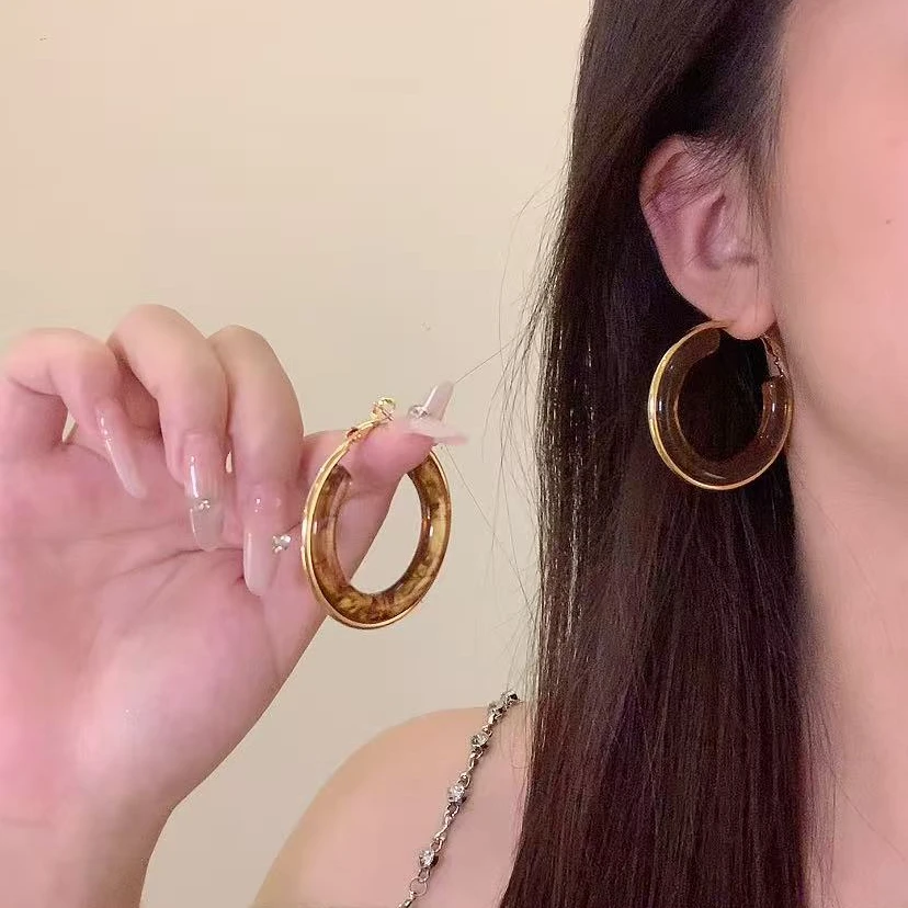 铜合金树脂耳饰 秋冬轻奢美拉德琥珀色耳圈女气质高级感耳环耳饰