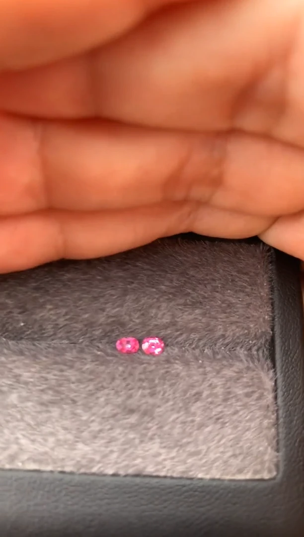 未镶嵌裸石定制尖晶石枕型一对 艳粉色调 0.20ct+