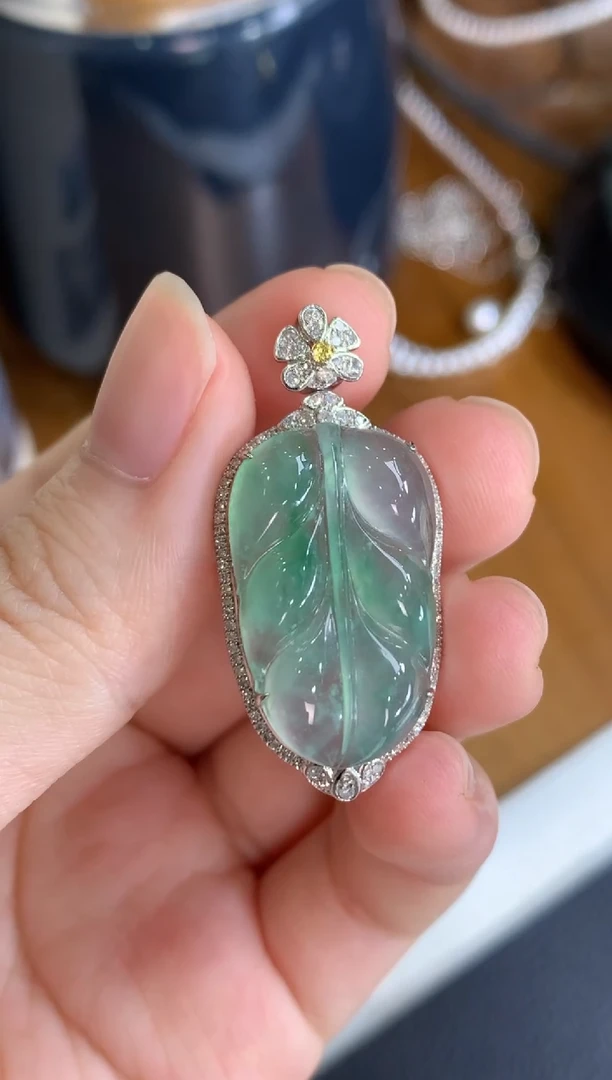 颈饰18K金镶嵌翡翠叶子