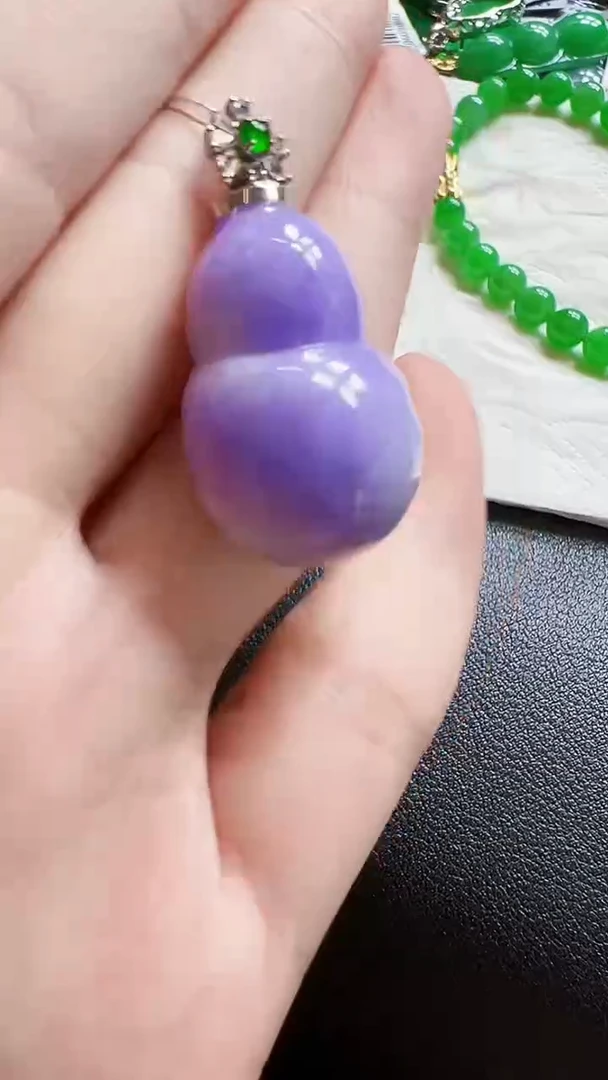 颈饰18K金镶嵌翡翠葫芦