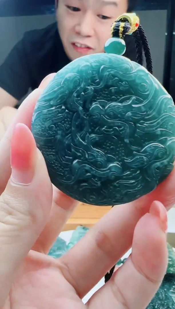 翡翠未镶嵌颈饰多样性发货其中一件