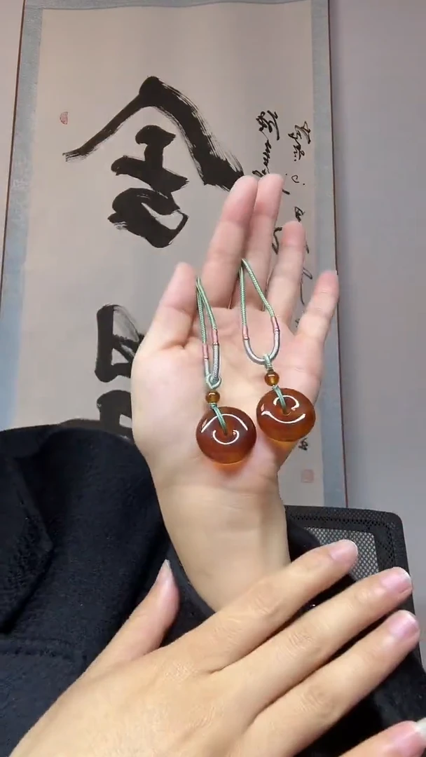 琥珀颈饰未镶嵌血蜜珀平安扣多样性发其一