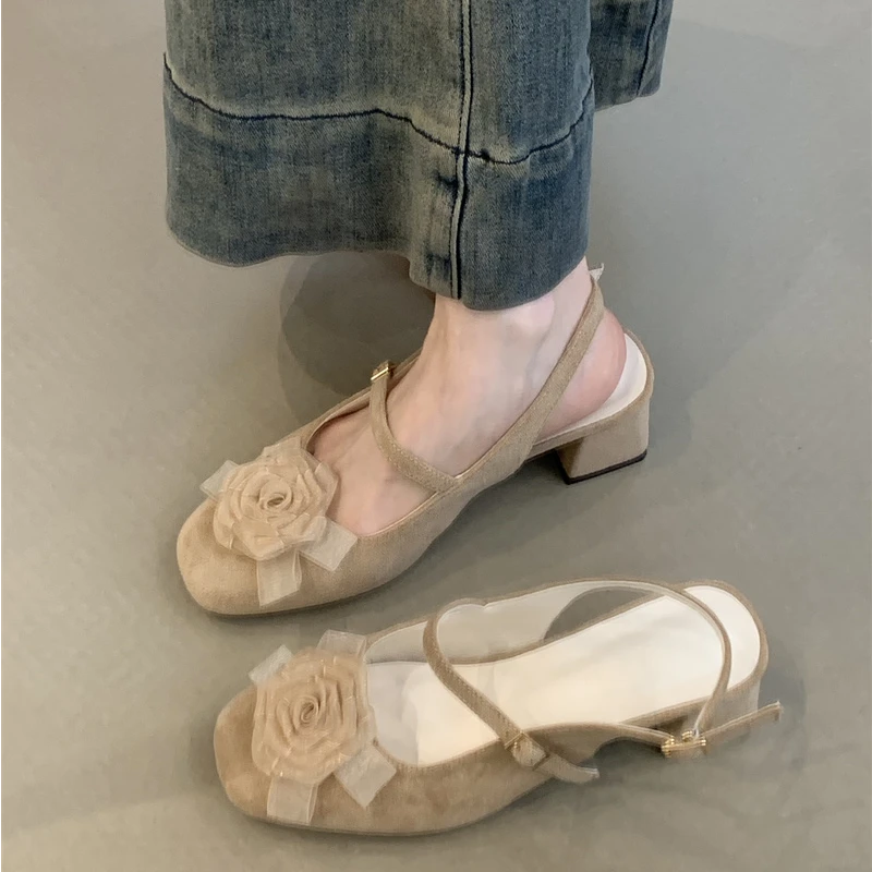 韩菲KM-688-1温柔仙女风花朵缎面粗跟后空凉鞋女2025包头浅口单鞋