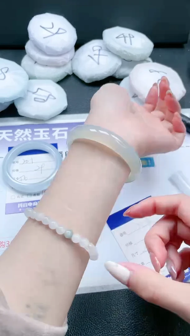 【闪购商品】石英质玉手镯未镶嵌18J206-55