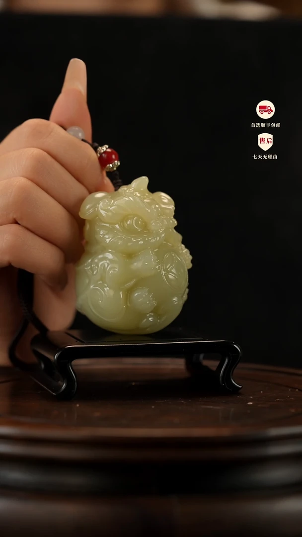 云南石竹叶青雕刻：醒狮抱球手把件